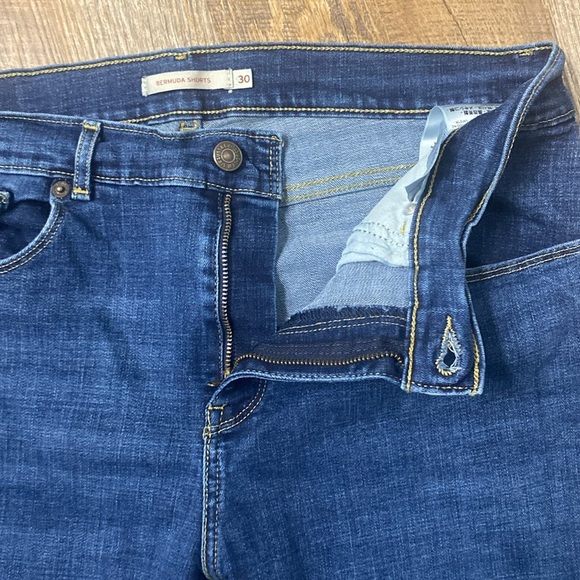 VNTG LEVI’S  PREMIUM BERMUDA SHORTS PERFECT FOR THE UPCOMING SPRING 2025 TRENDS - Picture 7 of 10